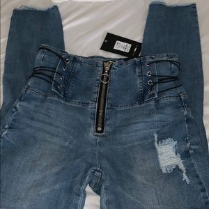 Strapped jeans with circle zipper